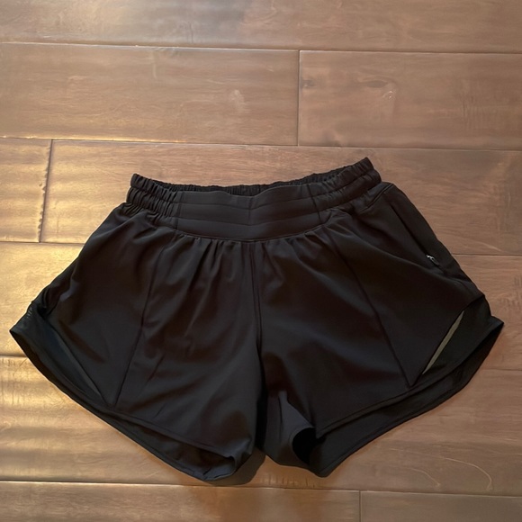 lululemon athletica Pants - Hotty hot short 4” LR